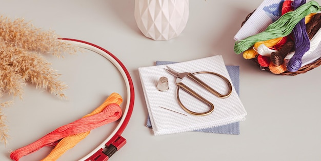 Zestaw do haftu z niciami